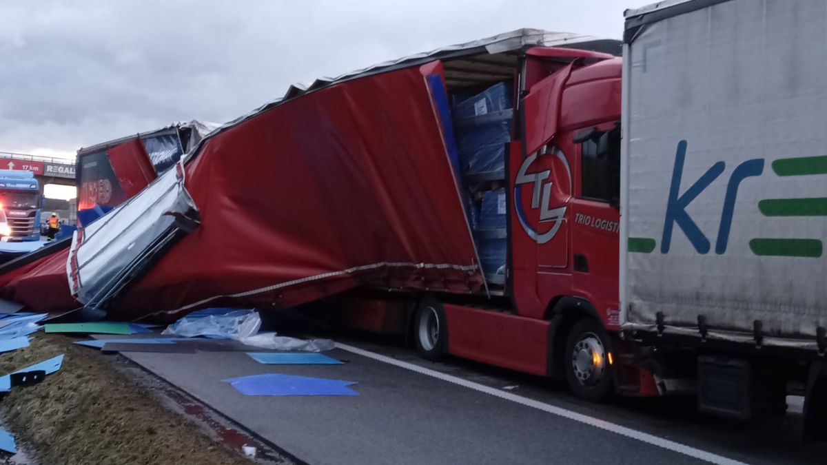 Dálnice D1 na Brno stála kvůli havárii tří kamionů